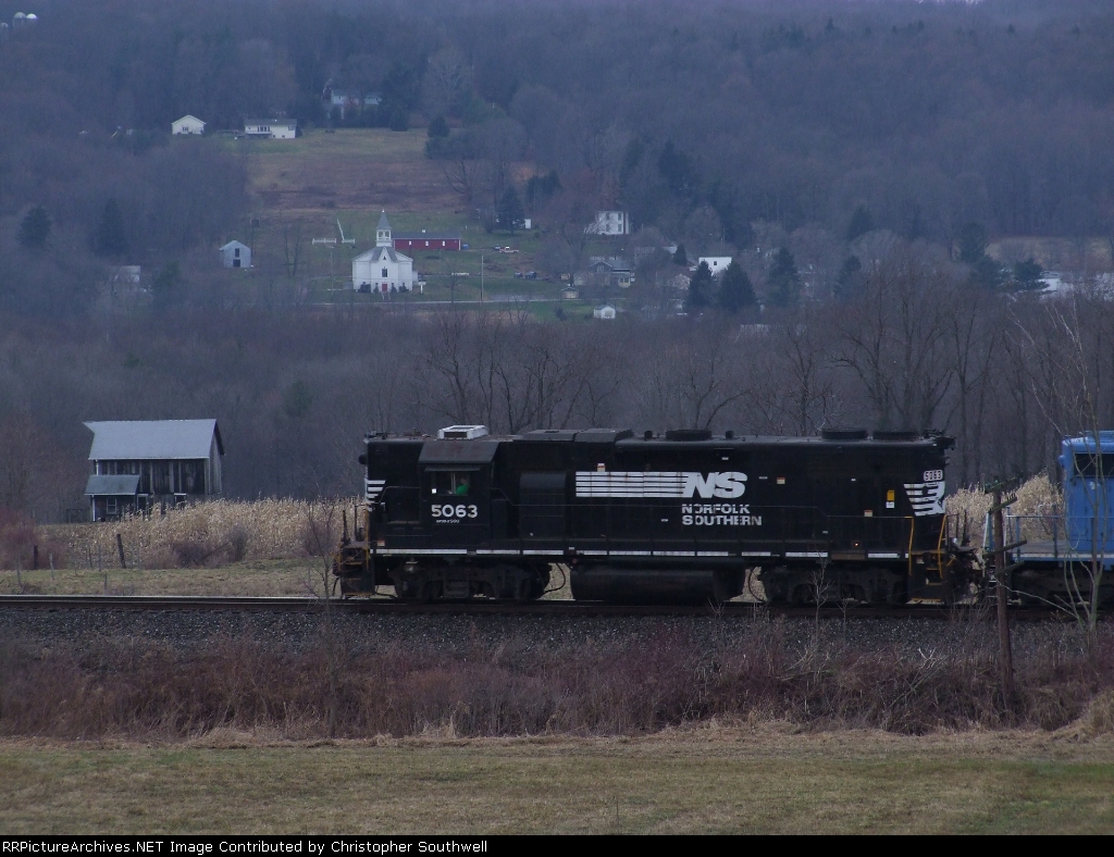 NS 5063 leads C90 west with the village of Adamsville as a backdrop